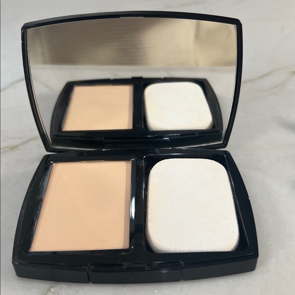 Chanel Ultra Le Teint Compact Foundation B20 - Picture 2 of 3